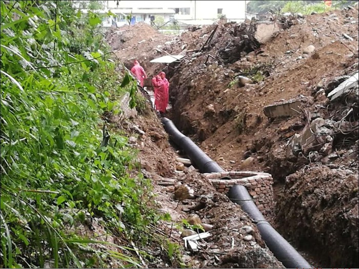 抓进度冒雨作业 保障工程顺利推进