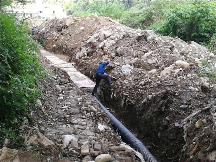 抓进度冒雨作业 保障工程顺利推进