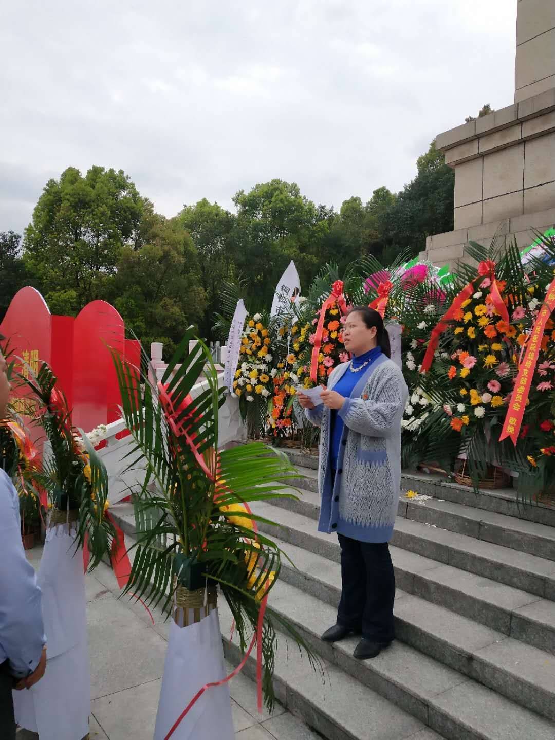 市城投集团机关党支部开展清明节扫墓祭奠活动