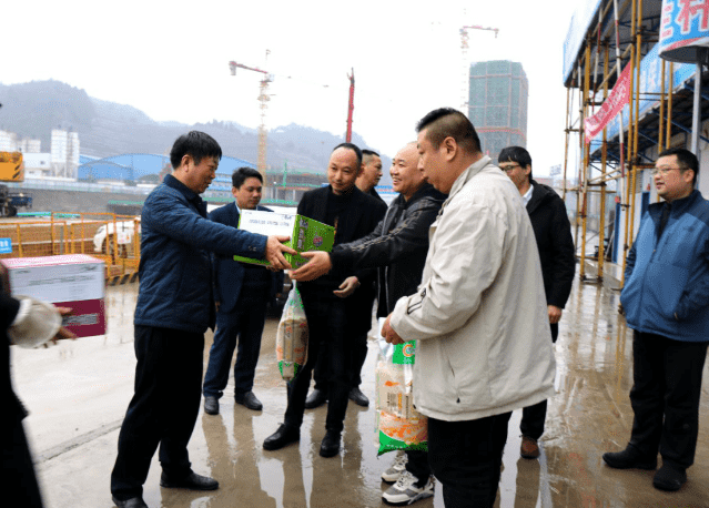 铜仁城投集团党委书记、董事长蔡江春节前走访慰问项目一线干部职工