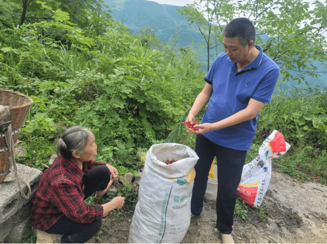 铜仁城投集团水务投资公司赴沿河县泉坝镇泉坡村宣讲习近平总书记“七一”重要讲话精神并开展乡村振兴调研